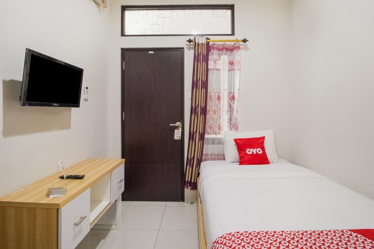 Oyo 3256 Rukost I8 Hotel Karawang Exterior photo